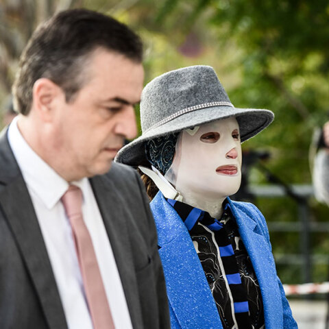 Η Ιωάννα Παλιοσπύρου με την ειδική μάσκα για τα τραύματά της προσέρχεται στη δίκη για την επίθεση με βιτριόλι