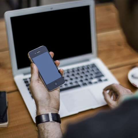 Στην κινητή τηλεφωνία το τέλος μειώνεται στο 10% και καταργείται για νέους έως 29 ετών από την 1η Ιανουαρίου 2022