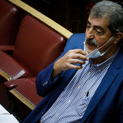 Ο Παύλος Πολάκης με κατεβασμένη τη μάσκα για κορωνοϊό στη Βουλή - Ο πρώην υπουργός του ΣΥΡΙΖΑ επιτέθηκε στον Σωτήρη Τσιόδρα για τους νεκρούς της πανδημίας