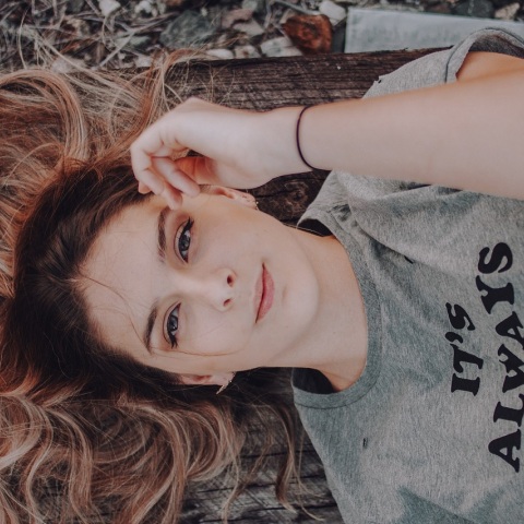 Γυναίκα ξαπλωμένη στο έδαφος