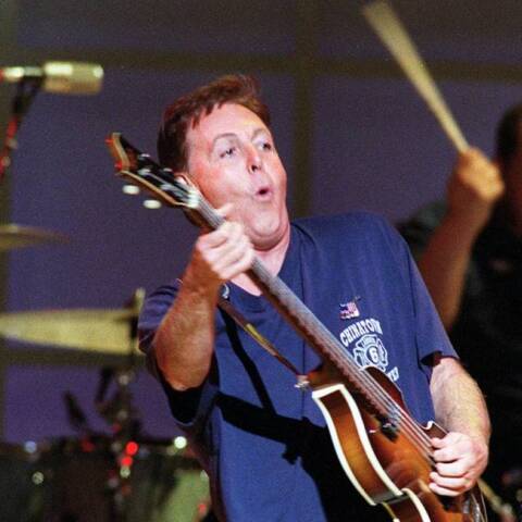 Ο Sir Paul McCartney παίζει κατά τη διάρκεια του "Concert for New York City" στη Madison Square Garden στις 20 Οκτωβρίου 2001