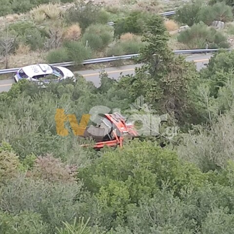 Λιβαδειά: Φορτηγό έπεσε σε γκρεμό 60 μέτρων – Ένας νεκρός και ένας τραυματίας 