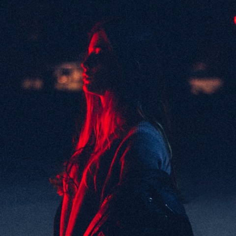 Ένα κορίτσι ποζάρει