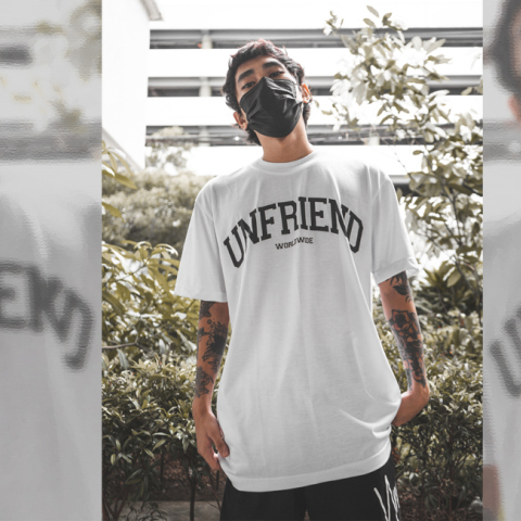 Άντρας με μπλούζα Unfriend