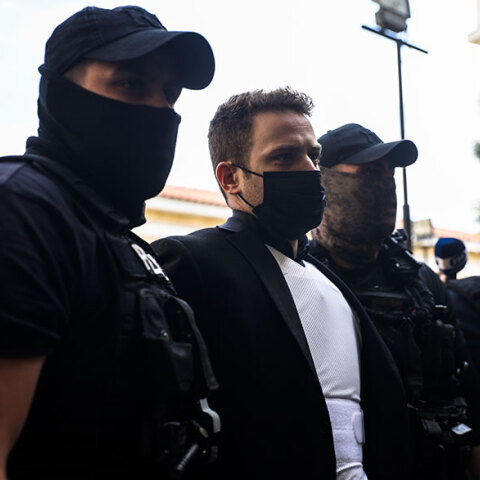 Ο Μπάμπης Αναγνωστόπουλος διαψεύδει ότι υπήρχε παράλληλη σχέση με γυναίκα, την περίοδο που ήταν μαζί με την Κάρολαϊν Κράουτς, όπως ανέφερε ο δικηγόρος του