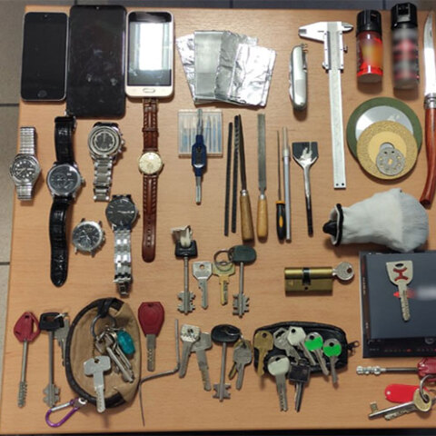 Εργαλεία και κλοπιμαία από τις διαρρήξεις που είχε στην κατοχή της η σπείρα στη Θεσσαλονίκη