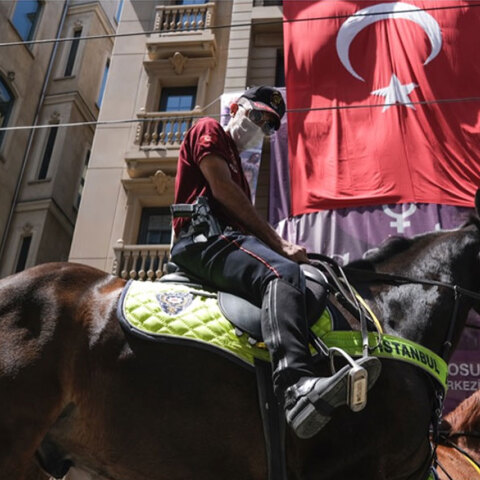 Έφιππος αστυνομικός στην Κωνσταντινούπολη (ΦΩΤΟ ΑΡΧΕΙΟΥ) - Έξαλλος ο Ερντογάν με ξένους πρεσβευτές που στηρίζουν τον Οσμάν Καβαλά