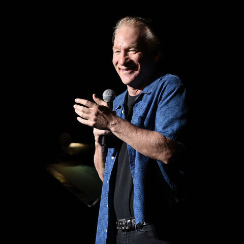 O κωμικός Μπιλ Μάχερ υπερασπίζεται τον Nτέιβ Σαπέλ