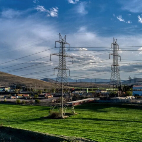 Πυλώνες ηλεκτρικού ρεύματος (ΦΩΤΟ ΑΡΧΕΙΟΥ) - Δημιουργείται τετραψήφιος αριθμός για άμεση επανασύνδεση της ηλεκτροδότησης σε ευάλωτα νοικοκυριά