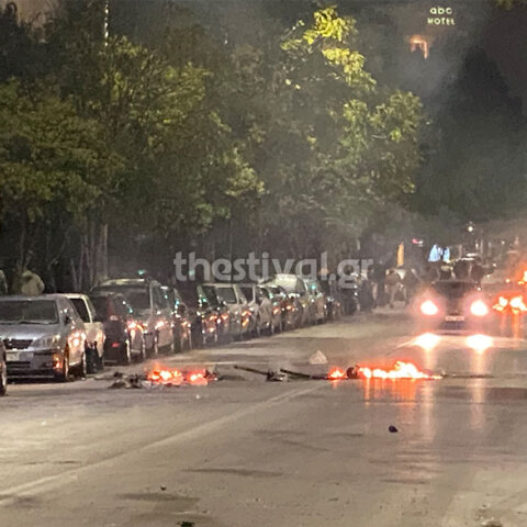 Θεσσαλονίκη: Επεισόδια στο ΑΠΘ, όταν κουκουλοφόροι έριξαν μολότοφ σε διμοιρία των ΜΑΤ κοντά στο τουρκικό προξενείο