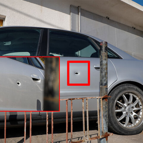 Πυροβολισμοί σε καταδίωξη στο Πέραμα με έναν νεκρό - Οι τρύπες από τις σφαίρες των αστυνομικών σε αυτοκίνητο