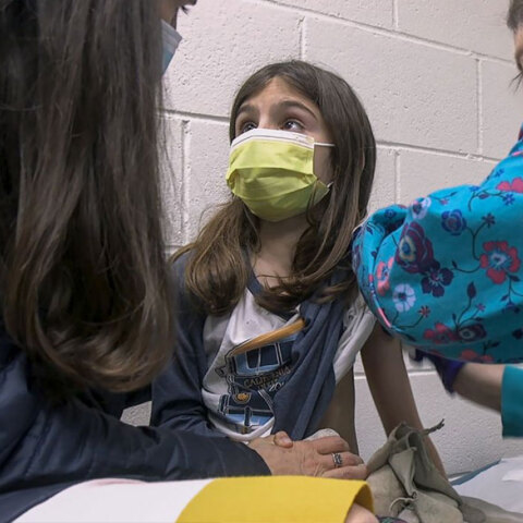 Παιδί κάνει το εμβόλιο Pfizer/BioNTech σε εμβολιαστικό κέντρο στις ΗΠΑ - Ξεπερνά το 90% η αποτελεσματικότητα κατά της Covid-19, σύμφωνα με νέα στοιχεία