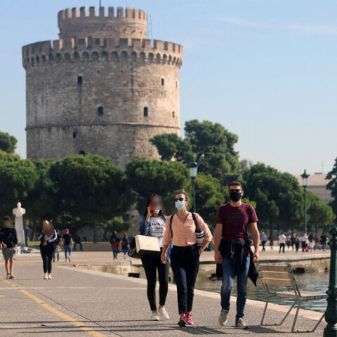 Πολίτες κάνουν βόλτα στη Θεσσαλονίκη - Μεγάλη η αύξηση του ιικού φορτίου δίνουν οι νέες μετρήσεις για κορωνοϊό στα λύματα