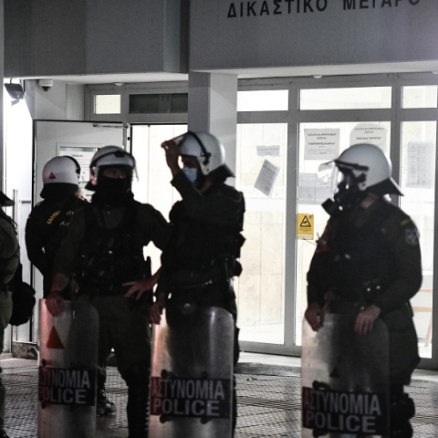 Πέραμα: 	Σε τακτικό ανακριτή για να απολογηθούν την Τετάρτη 27/10 παρέπεμψε ο εισαγγελέας τους επτά αστυνομικούς