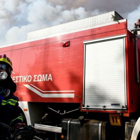 φωτιά τώρα σε μάντρα αυτοκινήτων στο Μαρούσι 