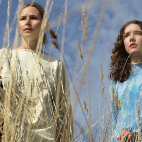 Οι τραγουδίστριες Julia Logan και Nina Persson