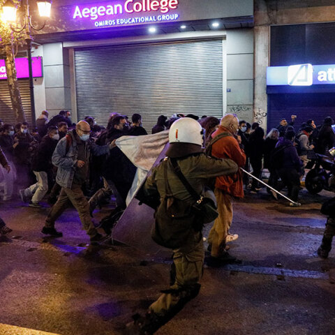 Ένταση σε διαδήλωση στην Αθήνα για την αιματηρή καταδίωξη στο Πέραμα και τον θάνατο του 20χρονου Ρομά