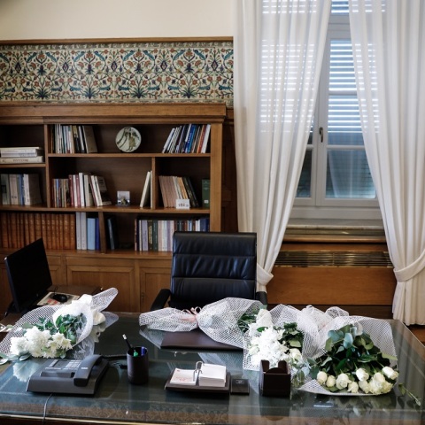 ΘΑΝΑΤΟΣ ΦΩΦΗΣ ΓΕΝΝΗΜΑΤΑ / ΛΟΥΛΟΥΔΙΑ ΣΤΟ ΓΡΑΦΕΙΟ ΤΗΣ ΣΤΗΝ ΒΟΥΛΗ 