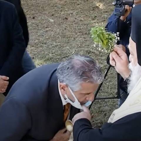 Ο μητροπολίτης Γρεβενών κατεβάζει με το δάχτυλο τις μάσκες για να φιλήσουν τον σταυρό στον αγιασμό