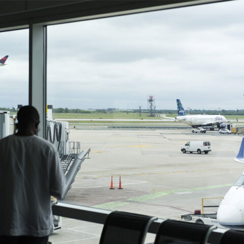 Το αεροδρόμιο JFK στη Νέα Υόρκη - Παύουν να ισχύουν στις ΗΠΑ τα περισσότερα περιοριστικά μέτρα στα ταξίδια από το εξωτερικό