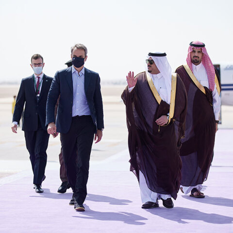 Ο Κυριάκος Μητσοτάκης στη Σαουδική Αραβία προανήγγειλε επενδύσεις δισ. ευρώ για την πράσινη μετάβαση στην Ελλάδα