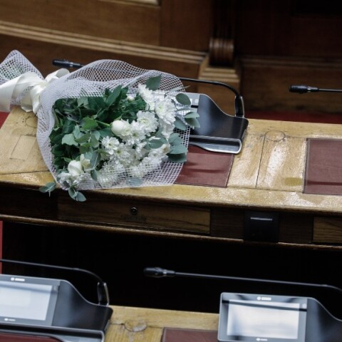 Εικόνες από το έδρανο της Φώφης Γεννηματά με τα λουλούδια σε ένδειξη πένθους