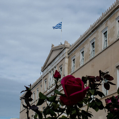 Μεσίστια η ελληνική σημαία στη Βουλή για τη Φώφη Γεννηματά που πέθανε σε ηλικία 56 ετών
