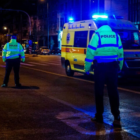 Ασθενοφόρο του ΕΚΑΒ και αστυνομικοί - Εργάτης στον Πειραιά σκοτώθηκε σε εργατικό δυστύχημα (ΦΩΤΟ ΑΡΧΕΙΟΥ)