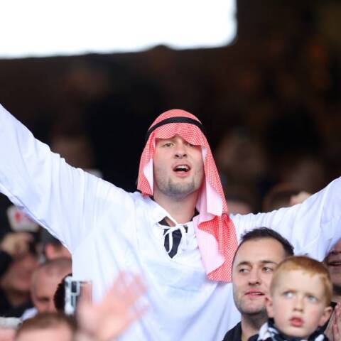 Φίλαθλος της Newcastle United ντυμένος Σαουδάραβας στον αγώνα με την Crystal Palace