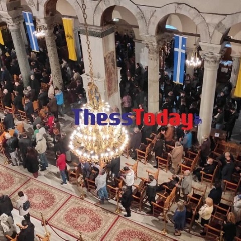 Βγάζουν τις μάσκες για να φιλήσουν την εικόνα του Αγίου Δημητρίου στη Θεσσαλονίκη