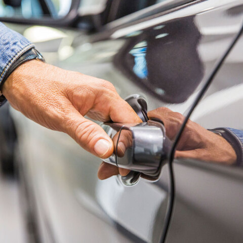 Χέρι ανοίγει πόρτα αυτοκινήτου