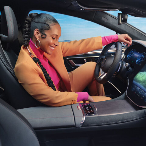 Μελαμψή γυναίκα σε αυτοκίνητο