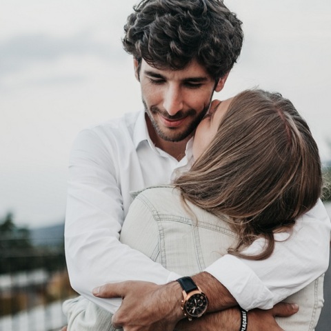 Ενα ζευγάρι είναι αγκαλιασμένο