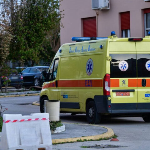 Ασθενοφόρο ΕΚΑΒ (ΦΩΤΟ ΑΡΧΕΙΟΥ) - Νεκρός 18χρονος που οδηγούσε «γουρούνα» στη Θεσσαλονίκη