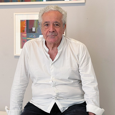 Ο Αλέξης Κυριτσόπουλος στη Γκαλερί Σκουφά, στο στήσιμο της έκθεσης «Οι φαντασίες του Δον Κιχώτη» 