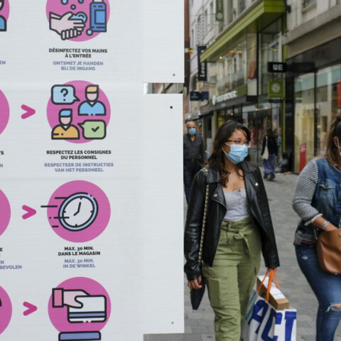 Γυναίκες με μάσκα για τον κορωνοϊό στις Βρυξέλλες