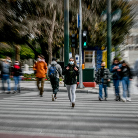 Πολίτες στο Σύνταγμα (ΦΩΤΟ ΑΡΧΕΙΟΥ) - Επικίνδυνη η ταυτόχρονη νόσηση από κορωνοϊό και γρίπη, ανέφερε η Μαρία Θεοδωρίδου