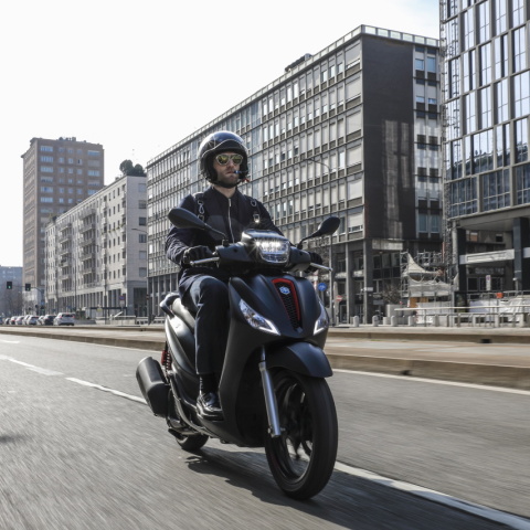 Το νέο σκούτερ της Piaggio, Medley, οδηγείται χωρίς δίπλωμα αυτοκινήτου και κάνει τις βόλτες στη πόλη ακόμα πιο απολαυστικές.