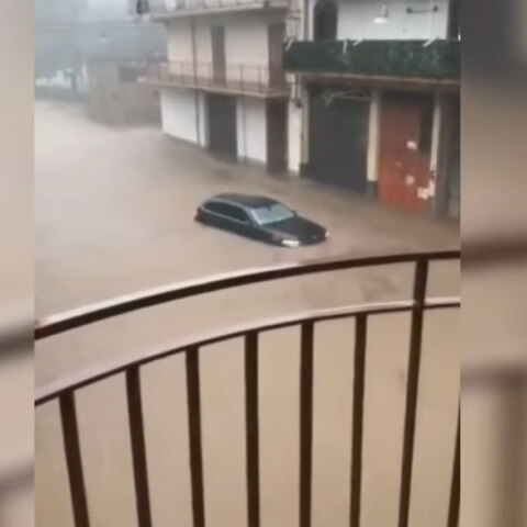 Δρόμοι «ποτάμια» στη Σικελία από την κακοκαιρία, καθώς οι καταιγίδες προκάλεσαν πλημμύρες