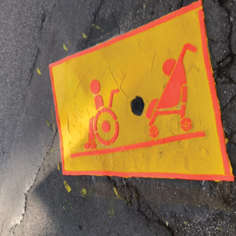 Ειδική σήμανση στο τέλος του πεζοδρόμιου για παιδικά ή αναπηρικά καροτσάκια