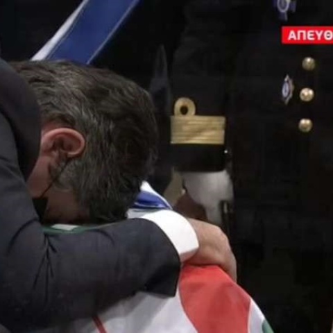 Ο σύζυγος της Φώφης Γεννηματά πάνω από το φέρετρο της