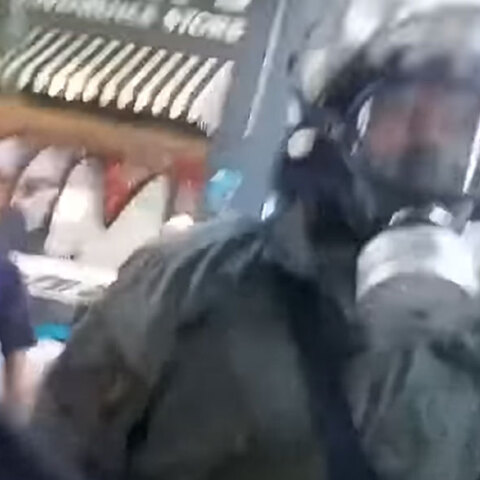 Εξάρχεια: Ο αστυνομικός των ΜΑΤ που σπάει τζαμαρία σε κατάστημα