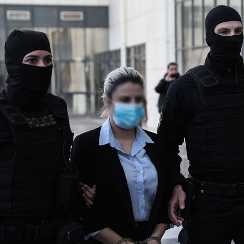 Η Έφη Κακαράντζουλα κρίθηκε ένοχη στη δίκη για την επίθεση με βιτριόλι στην Ιωάννα Παλιοσπύρου
