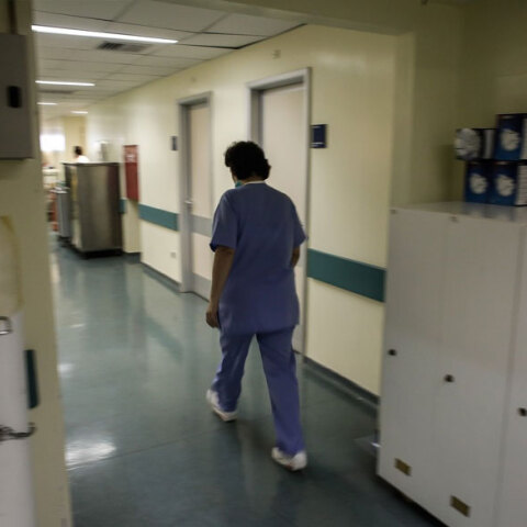 Υγειονομικός σε νοσοκομείο για non covid περιστατικά