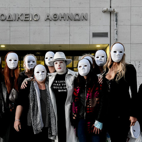 Η Ιωάννα Παλιοσπύρου με τις φίλες της οι οποίες φορούν μάσκα, μετά την ετυμηγορία του δικαστηρίου για την Έφη Κακαράντζουλα