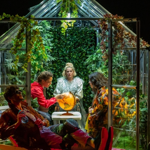 "Παράδεισος. Πλημμύρα/λιμοκτονία/παιχνίδι" του Τόμας Κεκ, σε σκηνοθεσία Κατερίνας Γιαννοπούλου, στη Στέγη του Ιδρύματος Ωνάση