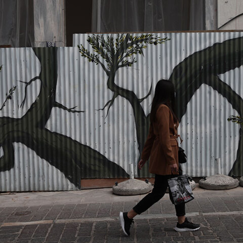 Κοπέλα μπροστά από γκράφιτι στην Αθήνα (ΦΩΤΟ ΑΡΧΕΙΟΥ) - Την κατανομή για τα κρούσματα σήμερα Τετάρτη 27 Οκτωβρίου 2021 δημοσιεύει ο ΕΟΔΥ