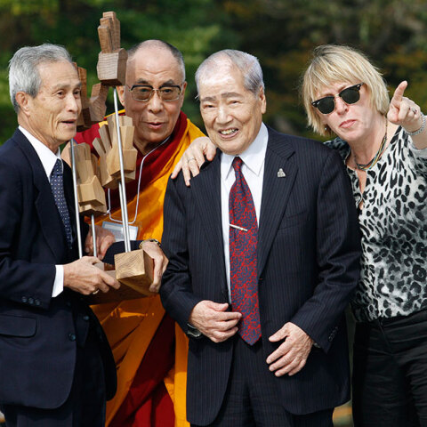 Ο Σουνάο Τσουμπόι (Sunao Tsuboi) με τον Δαλάι Λάμα στο κέντρο της φωτογραφίας - Ήταν 20 ετών όταν έπεσε η ατομική βόμβα στη Χιροσίμα