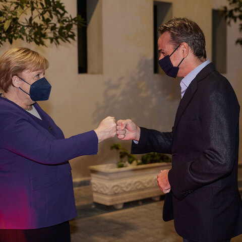 Την Άνγκελα Μέρκελ στο σπίτι του στην Αθήνα για ιδιωτικό δείπνο υποδέχεται ο πρωθυπουργός Κυριάκος Μητσοτάκης