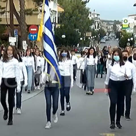 Στο σεισμόπληκτο Αρκαλοχώρι στην Κρήτη έγινε κανονικά η παρέλαση για την 28η Οκτωβρίου 1940 και την Επέτειο του ΟΧΙ